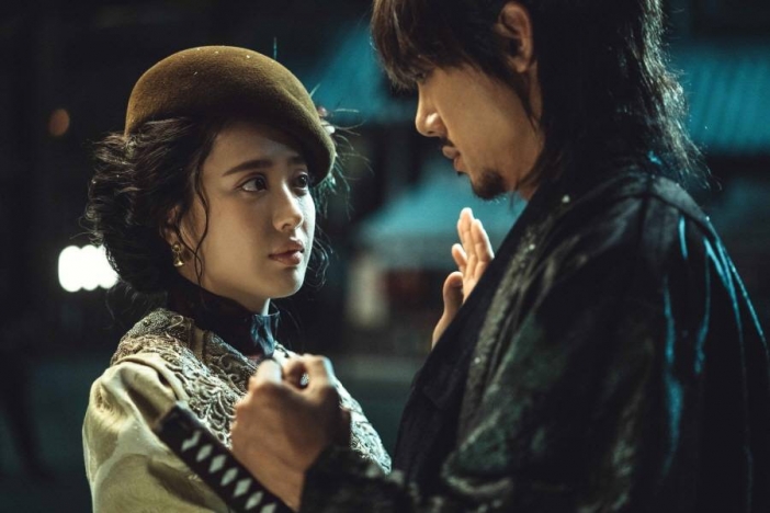 Mr. Sheine Yoo Yeon-seok and Kim Min-jung predicted a change in relationship.In the TVN Saturday drama Mr. Shen (played by Kim Eun-sook and directed by Lee Eung-bok), which is broadcast on the 11th, the image of the head of the Hansung branch of the Mushin society, who suddenly hugs, and the head of the Hotel Glyro, Kim Min-jung, is depicted.When Hina Hina (Kim Min-jung), who was riding a tram in the play, put Hand out of the tram as if to hit the eye, the passing driver (Yoo Yeon-seok) grabs the hand and pulls it and is released.The surprised Hina Hina and the smile of Binggrae are creating a strange atmosphere.As they are seen talking to each other with a subtle feeling, their eyes are gathering on what will happen in the future.The hug scene in front of the subtle trams of Yoo Yeon-seok and Kim Min-jung has been in the process of preparing for shooting to express the falling snow and the piled snow realistically.I was prepared to shoot more thoroughly as I had to go through a long amount from Kim Min-jung passing by the tram to Yoo Yeon-seok who grabbed the hand and walked side by side.In particular, the two of them were seriously immersed in the script to express their pathetic and desolate atmosphere in their expressions and eyes.While waiting, the two of them caught up with their emotions without a word, and when the filming began, they quickly turned to Dongmae and Hina and poured out the smoke of the whole body.The two hot-rolled performances of the two people who played the subtle atmosphere that they could not know whether they were friends or lovers without NG once made the staff fall into the staff.Mr. Shenine production company said, In the drama, Dongmae and Hina are deeper and more strange than the relationship between the president of Hotel Glory and the romantic who looks after Hotel Glory. Watch what kind of relationship Hina, who is jealous of Aesin with interest in Dongmae and Eugene,Meanwhile, TVN Mr. Shen is a drama about what a boy who boarded a warship and fell to the United States during the Shin Mi-Yang Yo (1871) returned to Korea as a US military status.Lee Byung-hun (Eugene Choi Station), Kim Tae-ri (Ko Ae-shin Station), Yoo Yeon-seok (Kun-mae Station), Byun Yo-han (Kim Hee-sung Station), and Kim Min-jung (Kudo Hina Station) will appear and air every Saturday and Sunday at 9 p.m.