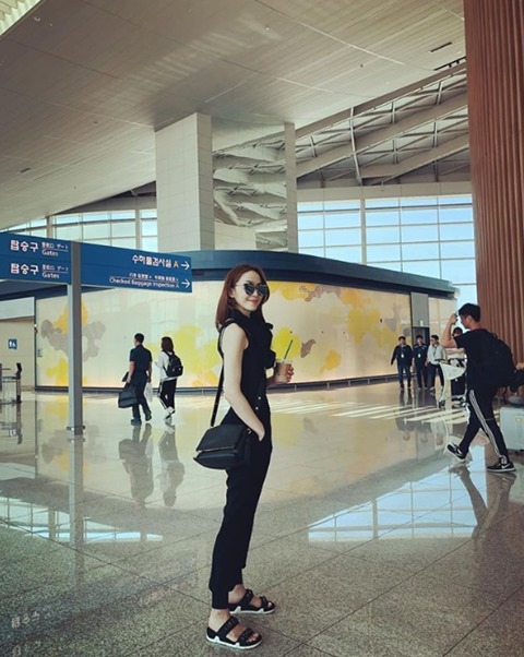 Kim Yoon Ah reveals Airport fashionSinger Kim Yoon Ah posted a picture on his SNS on the 11th with an article entitled Im going on a business trip to a cool place.Kim Yoon Ah in the public photo left a nice cut at the airport.Kim Yoon Ah made a chic look with all black-colored all-black look, and the slim figure adds to the charm without any fuss.On the other hand, Kim Yoon Ah was well received by JTBC Begin again as a voice that deeply sympathizes with many people.Photo: Kim Yoon Ah Instagram
