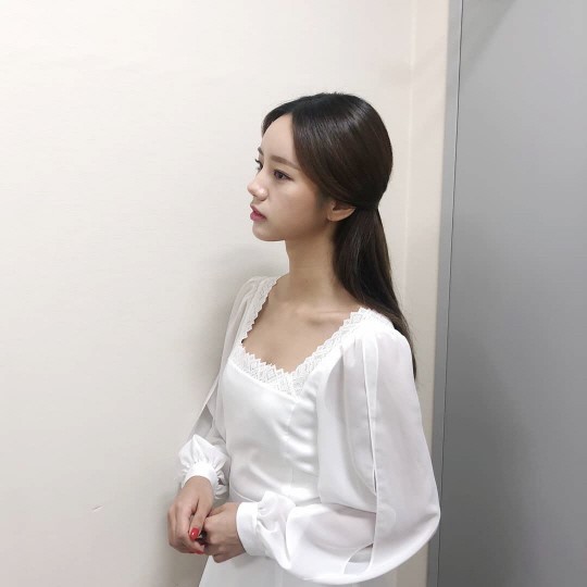 Hyeri posted a picture of her recent instagram on the 11th.In the photo, Hyeri poses in a pure white dress. Hyeri, who is tied up with her hair, stares somewhere and has a faint eye.On the other hand, Hyeri is appearing on TVN Amazing Saturday.