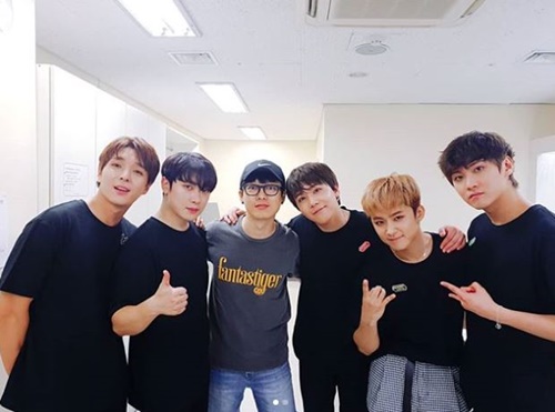 The band group FT Island Lee Hong-gi gave a feeling of finishing the concertLee Hong-gi posted a picture on his instagram on the afternoon of the 11th, saying, I was troubled. Lets fight tomorrow.In the open photo, he is creating a cheerful atmosphere with FT Island members Choi Jong-hoon, Choi Min-hwan, Lee Jai-jin, and Song Seung-hyun.Lee Hong-gi left the impression that I was more nervous because many bands came today.Meanwhile, FT Island will hold 2018 FTISLAND LIVE [+] IN SEOUL at the Blue Square iMarket Hall in Seoul starting this day and meeting with fans.