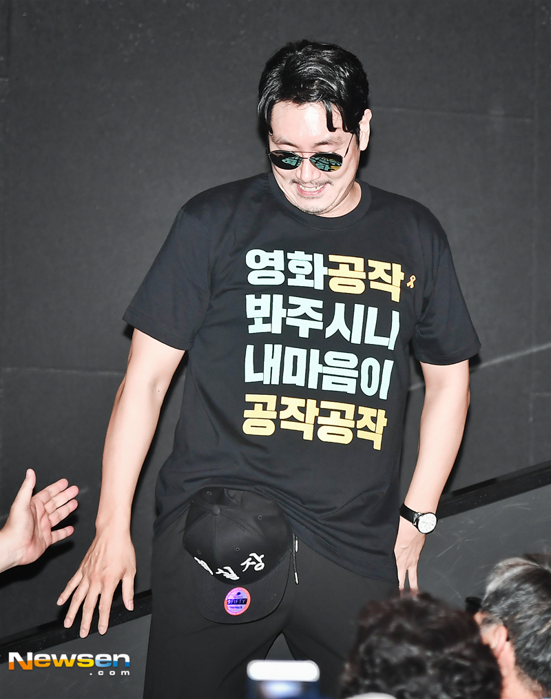 The movie Peaowl stage greeting was held at the CGV Counter entrance of Seoul Seoul Gwangjin-gu on the afternoon of August 11th.Hwang Jung-min, Lee Sung-min, Cho Jin-woong and Yoon Jong-bin attended the ceremony.The movie Peaowl was a secret name called Black Venus in the mid-1990s.It is an intelligence drama depicting the story of a secret transaction between high-ranking officials in the two Koreas.Lee Jaeha