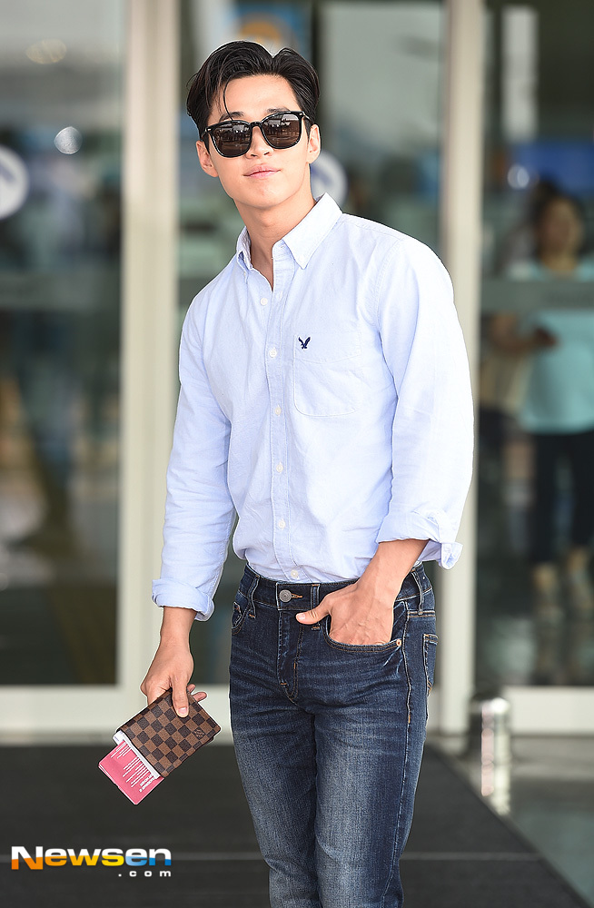 Singer Henry Lau left for Vancouver, Canada, on the afternoon of August 11th through the Incheon International Airport in Unseo-dong, Jung-gu, Incheon.Henry Lau poses before heading out to Golden Gate Bridge on the day.You Yong-ju
