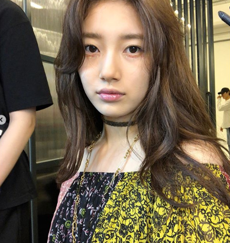 Actor and singer Bae Suzy has reported on the recent situation at the filming site.Bae Suzy released a photo behind her SNS on the afternoon of the 11th.In the photo, Bae Suzy showed off her charm with a unique Makeup and a super close selfie.Bae Suzy will star in drama Vagabond with Lee Seung-giBae Suzy SNS