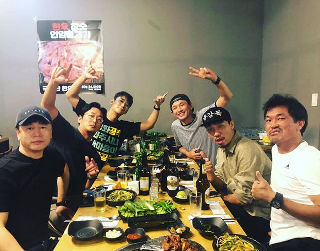 Actor Ju Ji-hoon has released the films Along with the Gods: The Two Worlds2 and Peaowl Alcoholic drinks.Ju Ji-hoon posted a picture on his 11th day with an article entitled #Along with the Gods: The Two Worlds in a #Peaowl meeting.In the public photos, actors Hwang Jung-min, Ha Jung-woo, and Ju Ji-hoon are sitting on a table and posing for the camera, including director Kim Yong-hwa of God with - In-Gyeon Yeon and director Yoon Jong-bin of Peafowl.The contact point of this meeting is Ju Ji-hoon.Ju Ji-hoon, who starred in both Along with the Gods: The Two Worlds - Causal Love and Peaowl, is busy more than anyone to promote the two films that coincide with the release date.Especially, Along with the Gods: The Two Worlds - Causal Yeon has succeeded in exceeding 9 million viewers in 11 days, and Peafowl has also surpassed 1 million in 4 days of opening, and Ju Ji-hoons extraordinary performance is expected to continue in the future.Ju Ji-hoon Instagram