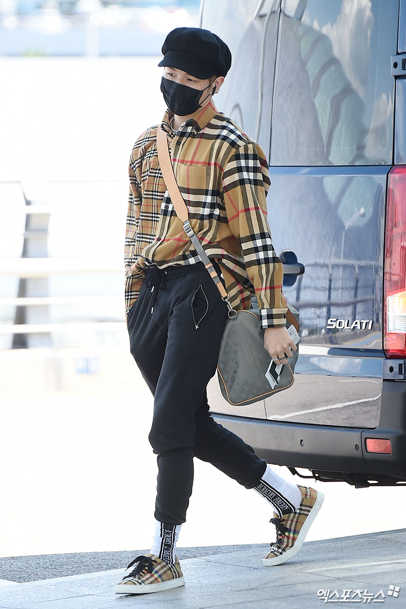 Group Wanna One Kang Daniel left for United States of America LA through the Incheon International Airport Terminal 1 on the afternoon of the 10th concert schedule.