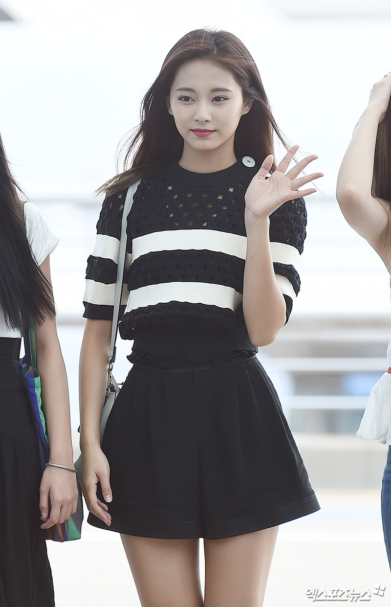Group TWICE TZUYU and Sana left for Los Angeles on the afternoon of the 10th concert schedule through Incheon International Airport Terminal 1.TWICE TZUYU faces the size of your handsTWICE TZUYU unrealistic beautyTWICE Sana beauty of wind jealousTWICE Sana The more you pull, the more you fallTWICE TZUYU - Sana doubling the prettier