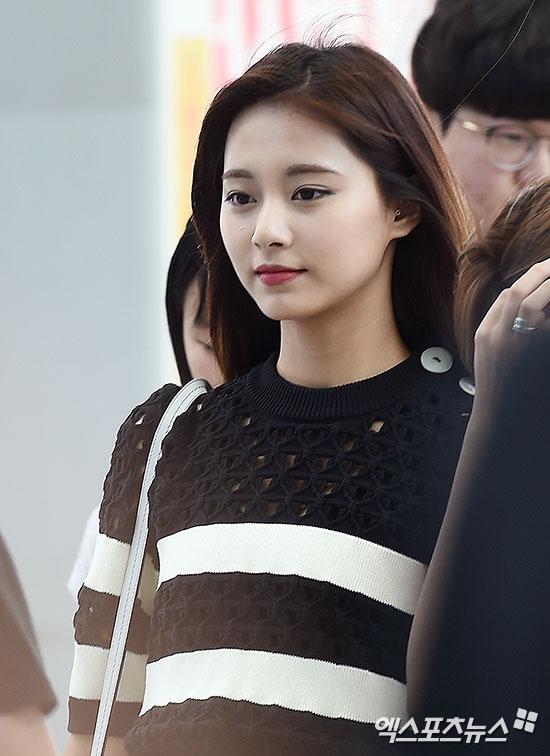 Group TWICE TZUYU and Sana left for Los Angeles on the afternoon of the 10th concert schedule through Incheon International Airport Terminal 1.TWICE TZUYU faces the size of your handsTWICE TZUYU unrealistic beautyTWICE Sana beauty of wind jealousTWICE Sana The more you pull, the more you fallTWICE TZUYU - Sana doubling the prettier