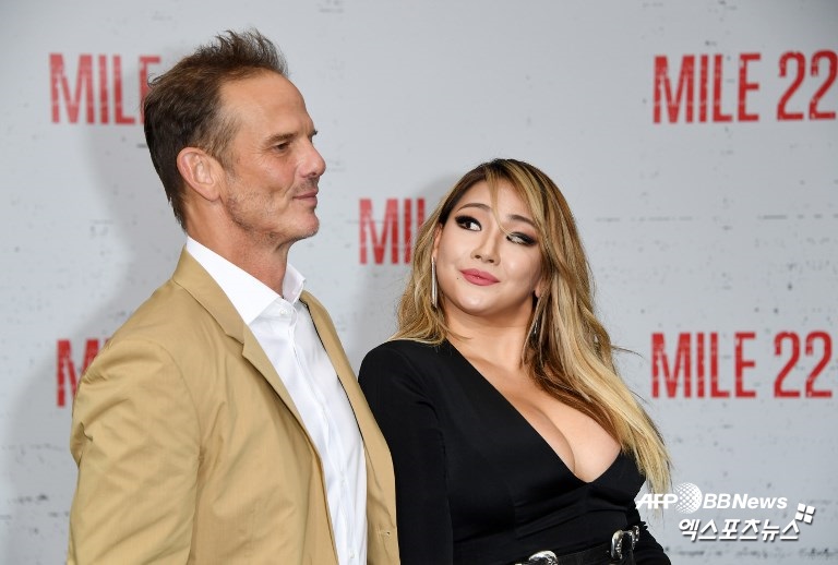 CL Mile 22 precious memories .. CL (CL), from 2NE1 (Two Aniwon), expressed his feelings ahead of the movies release.CL posted on his 11th day of his instagram that My first movie Mile 22 with a great team will be released on August 17th.In addition, I also attached a photo taken with the actors in the photo wall held in the US.In the open photo, CL is showing off his healthy body.CL, which was caught up in a health disorder after being caught leaving for Singapore for an event, is fortunately healthy and bright.CL also thanked the film director Peter Berg and added, Thank you for joining this film, its a precious memory.Meanwhile, CL will debut on screen as Killer Queen in Mile 22; it will be released in the country on the 23rd.