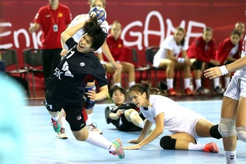 슛을 던지는 한국 대표팀 이다은. [국제핸드볼연맹 인터넷 홈페이지 사진 캡처]