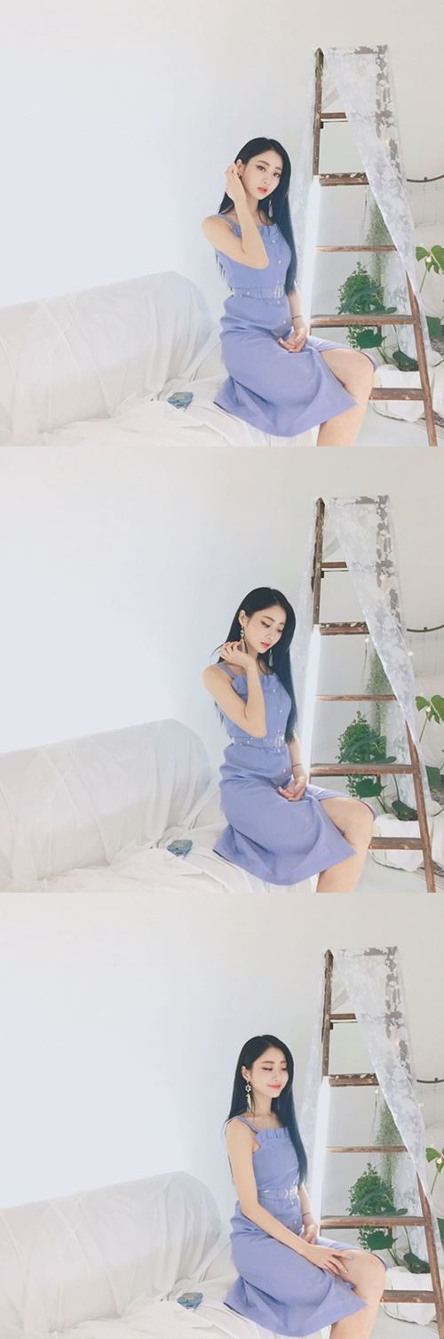 Kyungri of the group Nine Muses showed off her neat beauty.Kyungri posted several photos on his 12th day with an article entitled Congratulations on his instagram.In the photo, there was a picture of Kyungri sitting on the couch wearing a sleeveless one piece.He added a pure air with a white skin and a pose that seemed to pass black hair, and the exposed collarbone line and the slender wrists gave the viewer an admiration.Meanwhile, Kyungri released Solo song Last Night last month.Photo  Kyungri Instagram