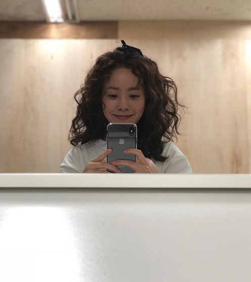 Han Ji-min flaunts unconventional Hair styleActor Han Ji-min wrote on his Instagram account on the afternoon of August 11, Its Been A Long Time. Transforming: Childcare Mom. Working Mom.All the mothers of the world Fighting and posted a picture.The photo shows Han Ji-min with Parma; the beauty of Han Ji-min, who also digests a polished head like ramen, is impressive.kim myeong-mi