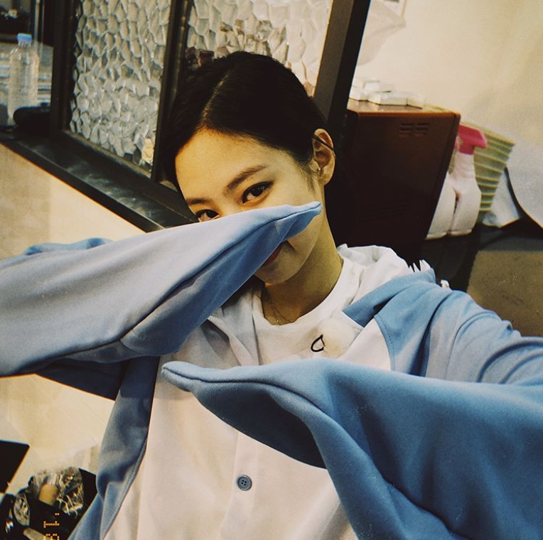 Group BLACKPINK member Jenny Kim released a photo of SBS Running Man appearance.Jenny Kim posted a photo on her Instagram account on August 11 with the caption: Run jennie run (Jennie Kim runs).The picture shows Jenny Kim dressed as Shark, staring at the camera with her hands in her hands.Jenny Kims exotic features stand outThe fans who responded to the photos responded I am so cute, I have to use Running Man and I can not wait.delay stock