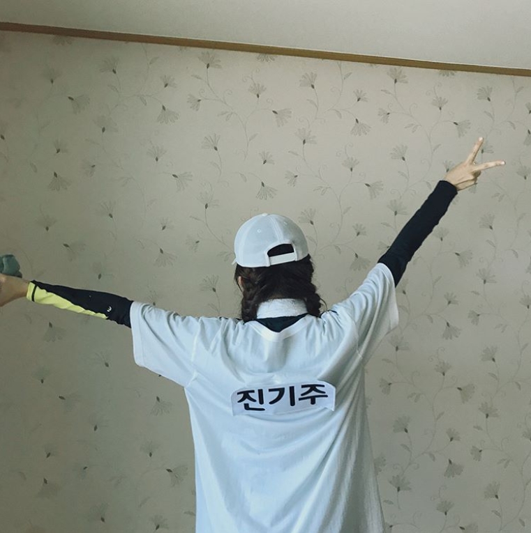 Actor Jin Ki-joo has released a photo of SBS Running Man.Jin Ki-joo posted a picture on his instagram on August 12 with an article entitled Hua. Aigu tremble.In the photo, there was a picture of Jin Ki-joo holding his name tag with his head on the head.The sleek skin of Jin Ki-joo and the shy look that doesnt stare at the camera are lovely; Jin Ki-joos slender forearm line also attracts Eye-catching.The fans who responded to the photos responded such as Jin Ki-joo Fighting, Be careful not to get hurt and Hit the jackpot!! Running Mandelay stock