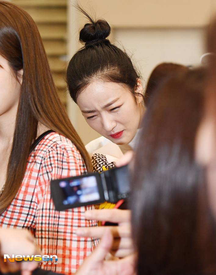 Girl group Apink arrived at Incheon International Airport Terminal # 2 on the afternoon of August 12 after finishing the Hong Kong concert schedule.Apink (Son Na-eun, Yoon Bomi, Jung Eun-ji, Park Cho-rong, Kim Nam-ju, Oh Ha-young) walks out of the arrival hall.Jang Gyeong-ho