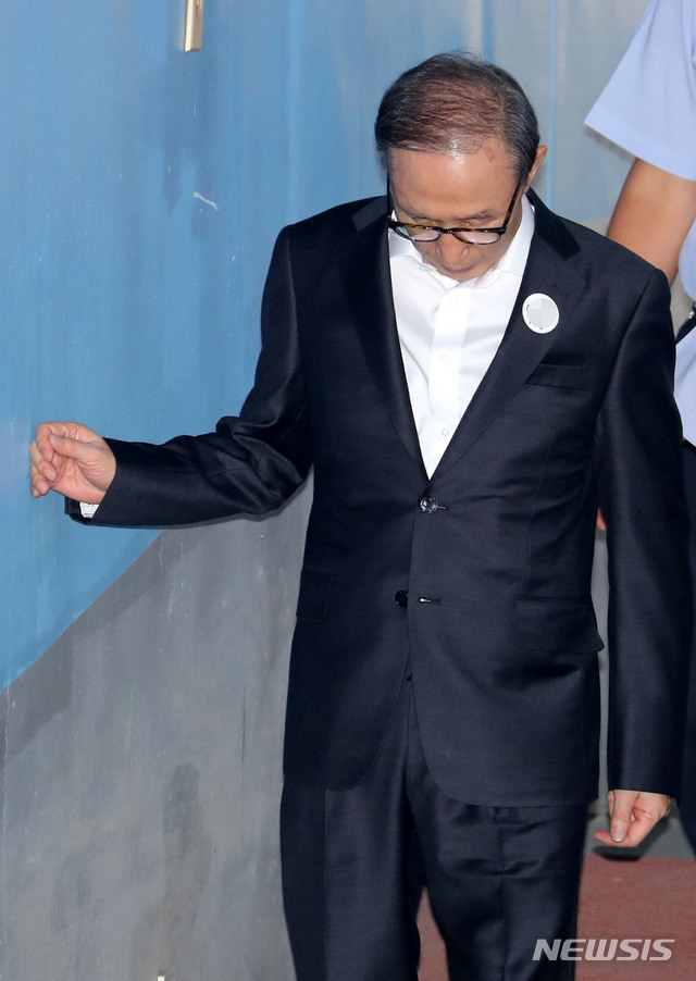 【서울=뉴시스】박주성 기자 = 이명박 전 대통령이 지난 7일 오전 서울 서초구 서울중앙지법으로 출석하고 있다. 2018.08.07. park7691@newsis.com