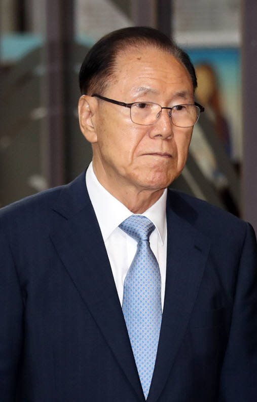 이명박 전 대통령이 국가정보원에서 특수활동비를 상납받는 데 관여한 혐의로 재판에 넘겨진 ‘MB 집사’ 김백준 전 청와대 총무기획관이 지난달 26일 오후 서초구 서울중앙지법에서 열린 1심 선고에서 무죄를 판결받고 밖으로 나서고 있다./연합뉴스