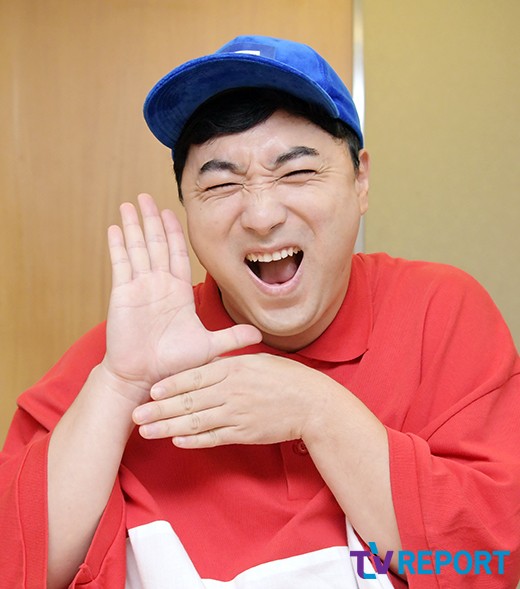 The comedian Mun Se-yun, Choi Sung-min, and Empire are called the mainstream these days. They realize their popularity through comedy Johny Hendricks.Mun Se-yun Choi Sung-min Emperor and others recently interviewed at CJ ENM building in Sangam-dong, Mapo-gu, Seoul.The three are responsible for the Acting is Acting section on tvN Comedy Johny Hendricks.The corner that comically depicts the filming scene of veteran actors and new actors who are acting.Choi Sung-min, the idea bank of Comedy Johny Hendricks, created Acting is acting.Choi Sung-min said, I originally prepared another corner. It was overturned and I had to prepare the corner in a hurry the day before the recording.So I asked them to do what they do best, but they said, Smoke is acting.The script came out around twelve oclock, but it wasnt perfect. Three people were so close that I went up to play on stage.So I was able to keep the corner. I wasnt sure until I actually got the tape. So was the director. They were all nervous. I thought it was worth showing the audience.Weve been in real shape since Week 3, and Choi Sung-min said, We might not believe that this corner was suddenly formed, because Gag has no answer.Ive been acting so much since the first recording. I was so funny, too.The reason why the teamwork of the three people is good is because the role is certain.According to the three, Choi Sung-min is a tree, Emperor is a large fruit, and Mun Se-yun is a root and manure.Of course, it was not that there were no twists and turns until this happened. The reason why we were able to continue the current acting section was the effort of the three people.Mun Se-yun said, In the beginning, I thought I would fall out of the Acting is Acting corner. Choi Sung-min and Emmas two-person comedy seemed to be more funny.I thought it was right to get out of Connors position, but the two Friends held him, he said.Choi Sung-min and Empire showed infinite trust in Mun Se-yun, saying, I can not think of comedy Johny Hendricks without Mun Se-yun.The Acting is Acting section has been around for just four months, but its popularity is explosive, with its centerpiece being the Empire, which is not a bit of a mess.Mun Se-yun and Choi Sung-min also agreed. They praised him as a life character.Ive been receiving the most feedback this time, all of the corners and characters Ive been doing, and I feel good about the response in a short time.I didnt know if it was popular until the second recording. I think the life character is right.I was sure of the makeup. Some things I do around me, but the Friends are watching me do what I do.I come out of Choi Sung-mins head and Mun Se-yun tosses, and I do it.Choi Sung-min also said, Emperor is best suited to the role that breaks down. It seems to be the maximum if the character is Emmar.I think its the best in public comedy, he praised.Mun Se-yun said, Emperor is a lovely friend. We knew the charm, but the audience seems to recognize it now.I felt like I was on the top of the list, he said, adding, and when we saw it, the Emperor character was so funny, and I was very determined not to hurt it.There is a flow in public comedy, and Im not exactly a character, but I think its a good thing to bury it, he added.Mun Se-yun and Choi Sung-min are from SBS bond comedians, and Emperor is from MBC bond comedians.The three of them had something in common with Gag in 1982, but it took time to get close. They became close together with the real theater choice three years ago.Its three years, but its become so sticky that it boasts a 30-year-old friendship.Emperor also naturally joined this friendship. Mun Se-yun said, Emperor has been my favorite since MBC. I wanted to work together.Emperor didnt like to drink, so I didnt get close, but I got close as I was.I can see it even if I look at it. He emphasized deep friendship again.It was not always a flower path. It was frustrating. Mun Se-yun played a big role. Emperor said, It was scary things before.Ive been so humanly empowered by Friends that I have recovered so much self-esteem. Ive become very comfortable these days.Choi Sung-min also said, Mun Se-yun says a lot of good things: If you cant laugh, your life isnt over, what are you so worried about?Even if it is not funny, it can be an episode later. The more we talked, the more we felt the deep friendship of the three, and the more witty and pleasant gestures and certain popularity there were, the better.They support the final victory of Smoke is smoke, which will become more colorful.