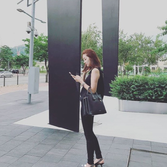 Actor So Yi-hyun has emanated an elegant beauty.So Yi-hyun posted several photos on his SNS on the 13th with an article entitled Lets take a picture too ~ ~.So Yi-hyun in the photo poses in all-black from head to toe, oozing the elegant Actress Aura even in ordinary everyday life.So Yi-hyun has two daughters, In Gyo-jin, married in 2014, and Ha-eun and So-eun.So Yi-hyun - In Gyo-jin couple are appearing on SBS Sangmyongmong 2 - You Are My Destiny.