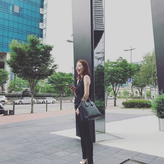 Actor So Yi-hyun has emanated an elegant beauty.So Yi-hyun posted several photos on his SNS on the 13th with an article entitled Lets take a picture too ~ ~.So Yi-hyun in the photo poses in all-black from head to toe, oozing the elegant Actress Aura even in ordinary everyday life.So Yi-hyun has two daughters, In Gyo-jin, married in 2014, and Ha-eun and So-eun.So Yi-hyun - In Gyo-jin couple are appearing on SBS Sangmyongmong 2 - You Are My Destiny.