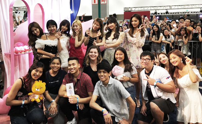 Girl group TWICE is visiting the Cacao friends booth of KCON 2018 LA at the Los Angeles Convention Center on the 12th (local time) and having a good time with fans.