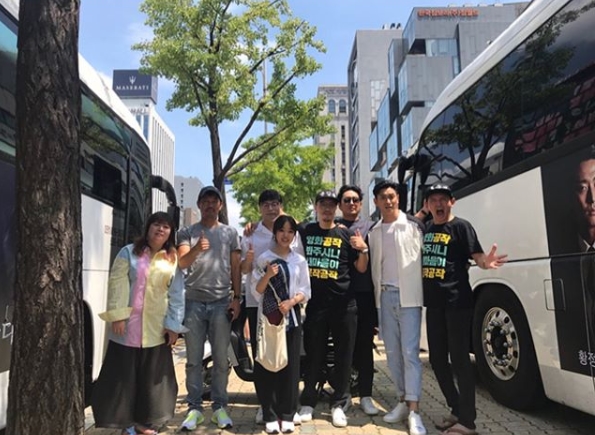 Actors Kim Hyang Gi and Ju Ji-hoon have been revealed in a friendly manner.Kim Hyang Gi wrote on his Instagram account on August 12, Along with the Gods: The Two Worlds final stage greetings theatre. Thank you, gentlemen.Along with the Gods: The Two Worlds Fighting! with the post: Peaowl Fighting.In the photo, Kim Hyang Gi, who takes a selfie with Ju Ji-hoon, was shown.Ju Ji-hoon shows off his masculine beauty with bangs up, while Kim Hyang Gi is taking a cute V-pose - the pairs bright smiles are eye-catching.Another photo shows the warm appearance with the actors Peaowl.Fans who encountered the photo said, It is completely handsome and beautiful.I love you,  Along with the Gods: Ill be waiting for The Two Worlds3,  Along with the Gods: The Two Worlds2 I watched so well. delay stock