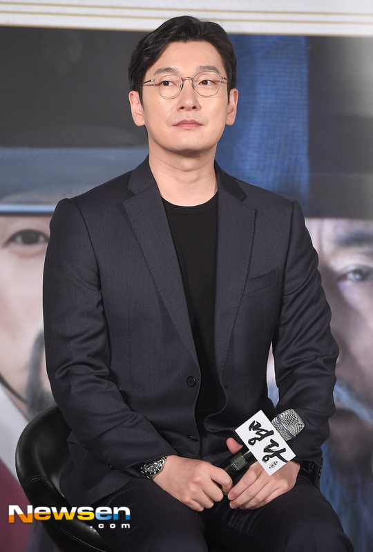 Jo Seung-woo praised Moon Chae-won.Actor Jo Seung-woo cited Moon Chae-won as the most attractive character at the production report of the film Fengshui (director Park Hee-gon) held at Megabox in Dongdaemun on the morning of August 13.Moon Chae-won split from Fengshui into parasitic first line hidden in veilJo Seung-woo said, The first line has the best intelligence and beauty of Joseon. It has a great charm as a Hong Il point. It should never have been in our movie.When Chae Won appeared on the scene, he always laughed. Jo Seung-woo added, It was so terrible except when I was shooting with Baek Yoon-sik, because the role itself is fierce. All the staff liked it when Chae Won came.Moon Chae-won said, I do not know what to do.Meanwhile, Fengshui is a work that depicts the confrontation and desire of the genius Ji-gwan Park Jae-sang (Jo Seung-woo) who can change the fate of human beings by looking at the energy of the earth and those who want to occupy the world that can be Wang Yi.Its scheduled for release on September 19.Park Beautiful Jung Yoo-jin