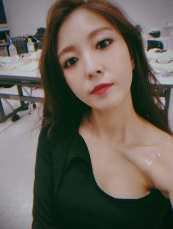 Singer BOA showed off her watery beautyThe BOA posted several photos on August 13 with an article entitled Waiting room boredom.The photo shows the BOA taking Selfie on the Waiting room, which used a mobile phone application to dress up a flower garden.BOAs white-green skin and large round eyes make her look even more beautiful.The fans who responded to the photos responded such as Wow and Goddess, How does a person shine like this?, The eyes are very transparent.delay stock