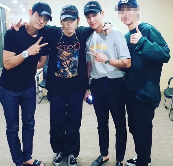 Group EXO member Chanyeol has released a photo of the group blockby leader Zico concert.Chanyeol posted a picture on his instagram on August 12 with an article entitled King of ZUNGLE! Thank you for the good performance.Inside the photo was a picture of Chanyeol and Choi Tae-joon taking a certified photo with Zico.Chanyeol and Choi Tae-joon are beaming in a V-pose: Zicos charismatic look draws attention.Fans who responded to the photos responded such as Its cool, both of you, Thank you for working hard, I am envious of this combination.delay stock