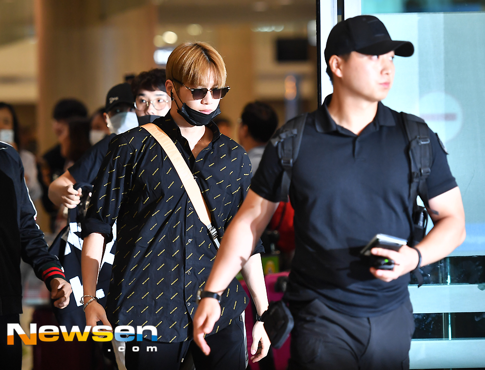 Group Wanna One returned home through Incheon International Airports Terminal 1 on the afternoon of August 13 after KCON LA performanceWanna One (Kang Daniel, Park Ji-hoon, Lee Dae-hui, Kim Jae-hwan, Ong Sung-woo, Park Woo-jin, Ry Kwan-rin, Yoon Ji-sung, Hwang Min-hyun, Bae Jin-young and Ha Sung-woon) are coming out of the arrival hall on the day.expressiveness