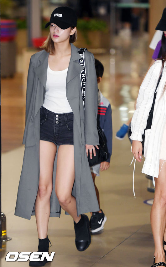 On the afternoon of the 13th, the group TWICE returned home through the Incheon International Airport after finishing the KCON 2018 LA (K-Con 2018 LA) event.TWICE Jingyeon is leaving the arrivals hall.