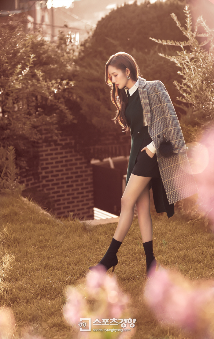 Actor Park Min-young has released behind-the-scenes photos of the pictorials that reveal dazzling beauty and fashion sense.Park Min-young, who is currently working as a model for a clothing brand, released a behind-the-scenes photo captured at the shooting site ahead of the release of the exclusive Model picture.Park Min-young, who has been loved for her usual feminine style and sophisticated image, showed a classic yet sensual style with a checkered coat in a full-color knit dress with a feeling of autumn.He led the atmosphere of the filming scene with a lovely and refreshing smile on the set even in the Heat wave of over 40 degrees.Park Min-youngs picture, which is in the midst of her career as a popular star, can be found in the womens wear brand Gimpania store, as she ranks first in the drama Actor brand reputation womens category in August after the TVN drama <Why is Secretary Kim?