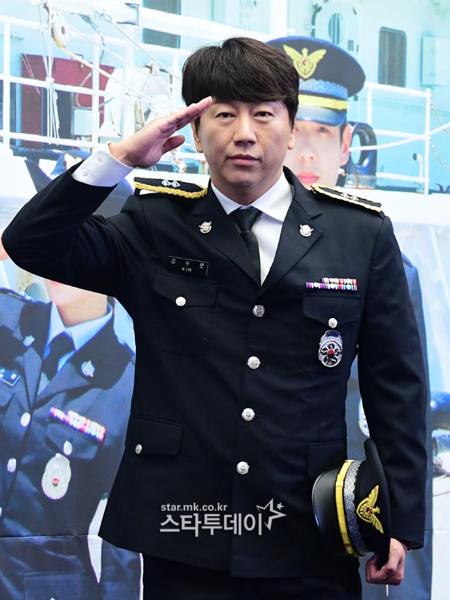 Kim Su-ro is attending the MBC Everlon Sea Police production presentation at Sangam-dong Stanford Hotel on the afternoon of the 13th.