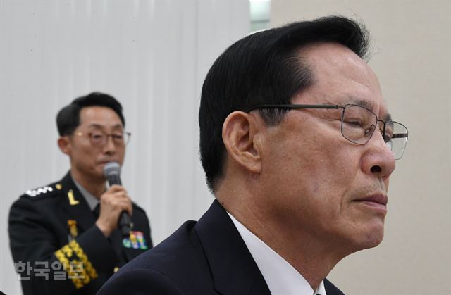 송영무 국방부 장관이  24일 오후 서울 여의도 국회에서 열린 국방위원회 전체회의에 참석 이석구 국군기무사령부 기무사령관(뒷줄)의 의원들의 질의 답변을 듣고 있다. 배우한 기자