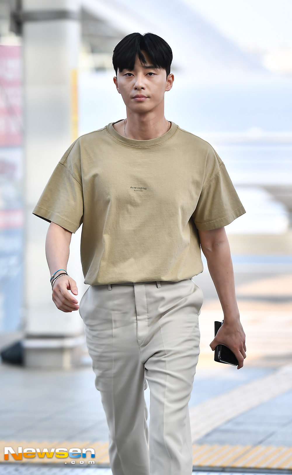 TVN Tree Drama Why is Secretary Kim doing it actor Park Seo-joon left the reward vacation to Thailand Phuket City through ICN airport on the afternoon of August 13Park Seo-joon is heading to the departure hall on the day.expressiveness