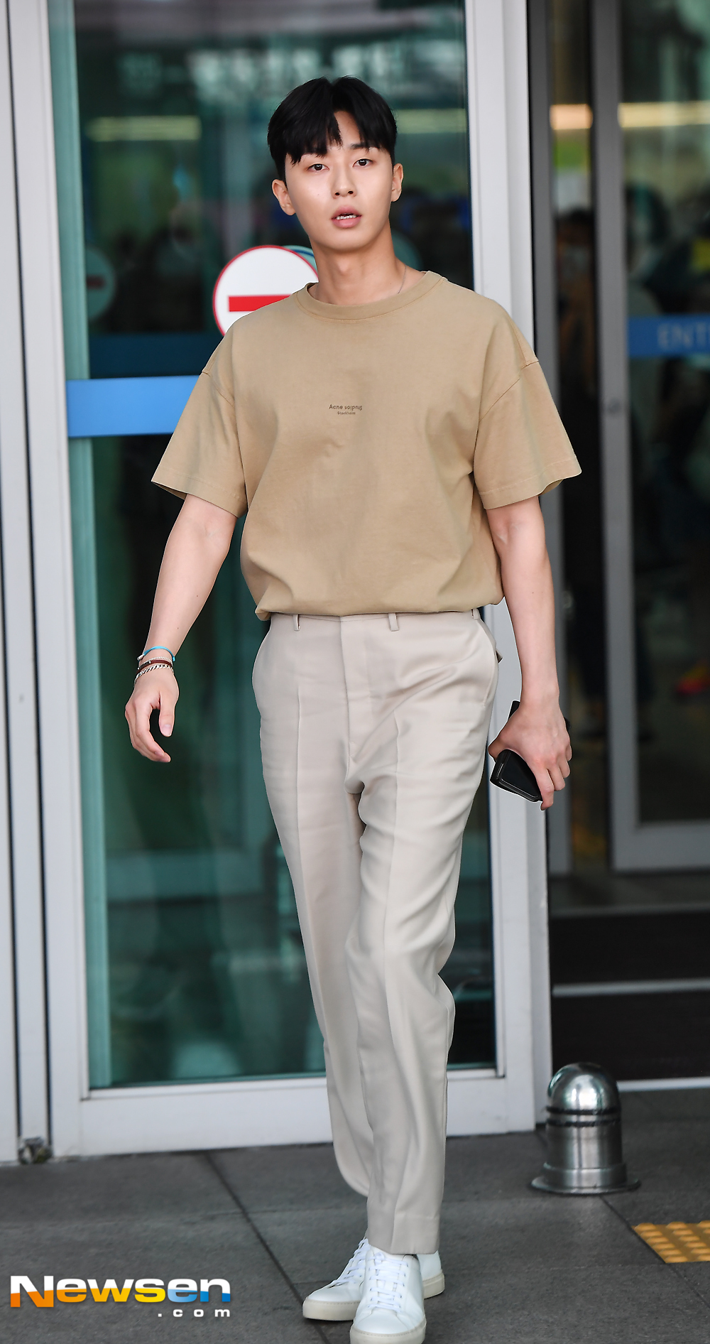 TVN Tree Drama Why is Secretary Kim doing it actor Park Seo-joon left the reward vacation to Thailand Phuket City through ICN airport on the afternoon of August 13Park Seo-joon is heading to the departure hall on the day.expressiveness