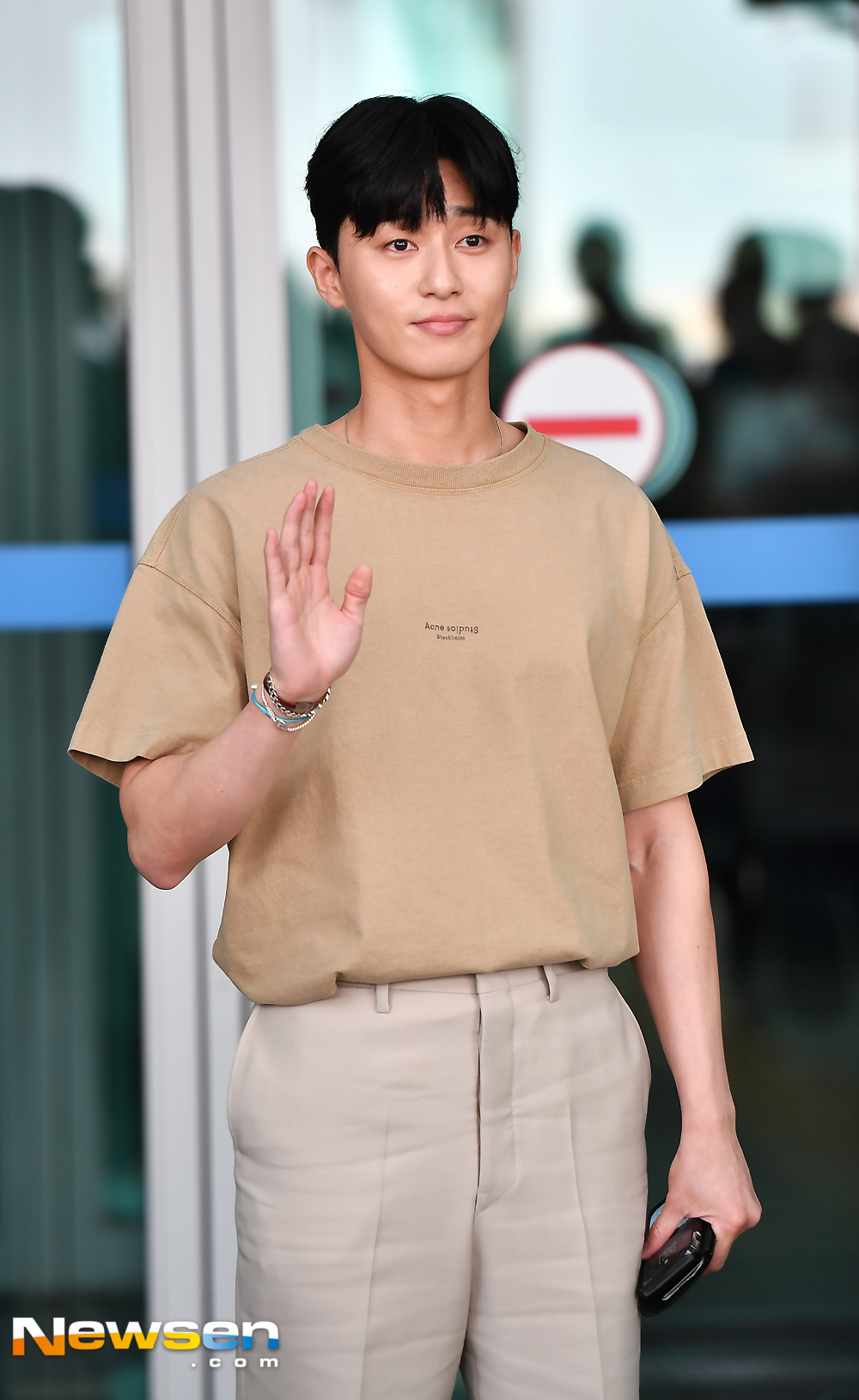 TVN Tree Drama Why is Secretary Kim doing it actor Park Seo-joon left the reward vacation to Thailand Phuket City through ICN airport on the afternoon of August 13Park Seo-joon is heading to the departure hall on the day.expressiveness