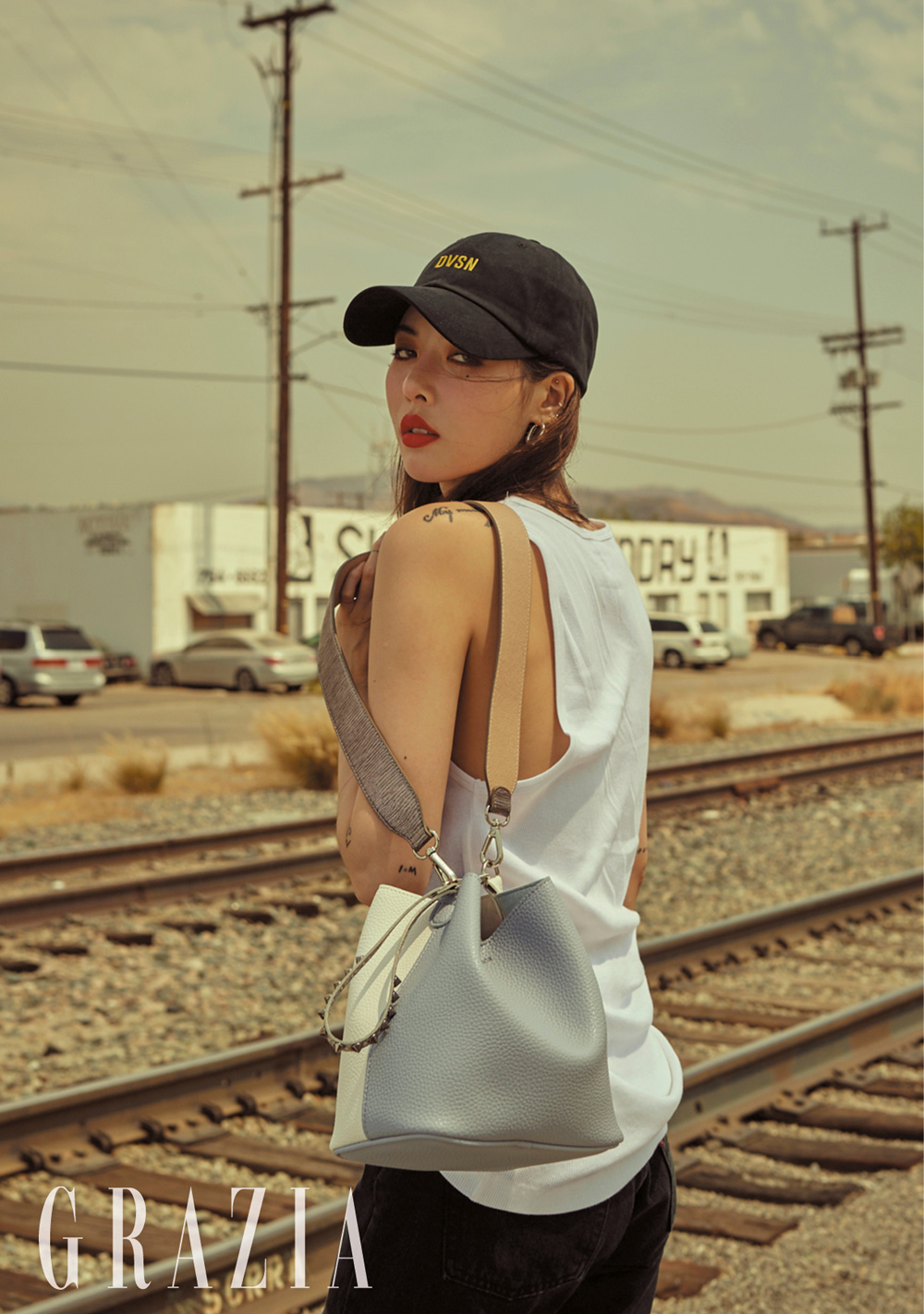 Hyuna showed off her chic charm.Fashion magazine Gracia released a picture cut of singer Hyuna shot in Los Angeles on August 14th.In the background of LAs quiet roads, Hyuna, wearing black & white color costumes, boasts a girl crush charm and chic itself.park ah-reum