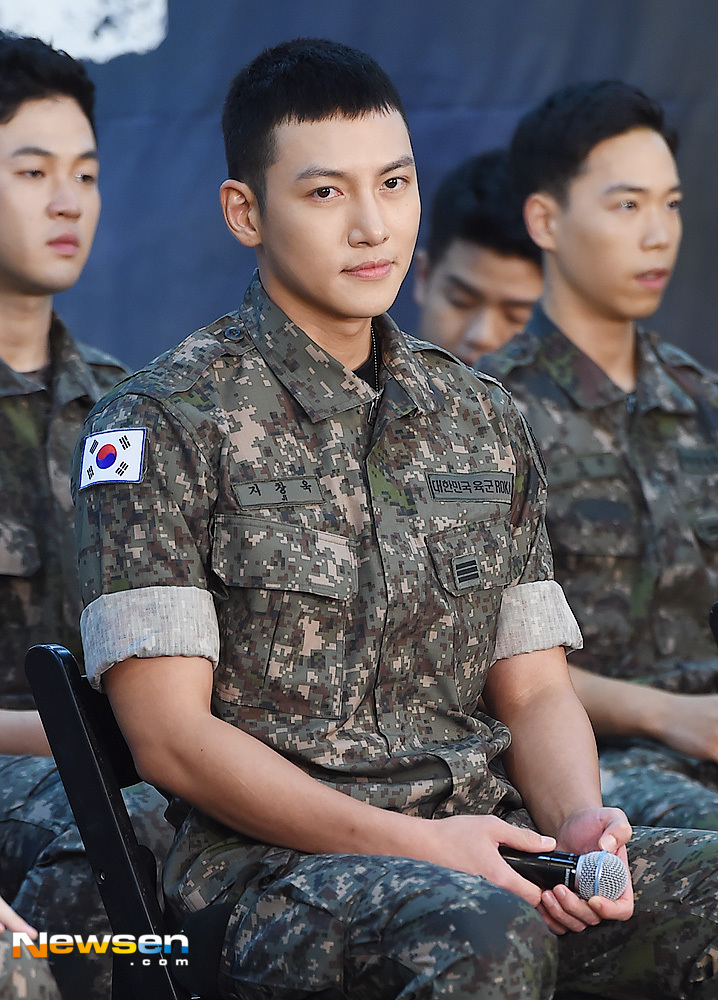 Ji Chang-wook Im a cousin now. (Shinheung Independent School Production Presentation) <p>Production presentation of the 70th anniversary musical Shinheung Independent School was held at the Army Hall in Seoul Yongsan District afternoon on August 14.</p><p>Actor Ji Chang-wook this day is participating.</p>