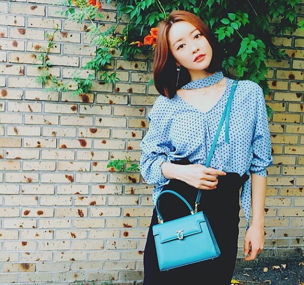 Actor Hong Soo-Ah showed off her blustery beauty.Hong Soo-Ah posted a picture on his instagram on August 14 with an article entitled Heres Mosquito 6 Love to the end or Shopping.The picture shows Hong Soo-Ah in a light blue blouse. Hong Soo-Ah stares at the camera with a faint eye.Hong Soo-Ahs sleek skin and large eyes attract Eye-catching.The fans who responded to the photos responded such as You are so beautiful and have a good fashion sense, Mosquito recognizes flowers and Pretty.delay stock