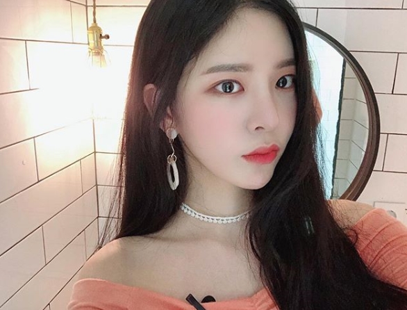 Singer Jang Jae-in showed off his beautiful visuals without knowing it.Jang Jae-in posted a recent photo on Instagram on the afternoon of August 14.The photo released shows Jang Jae-in taking a selfie in front of a mirror; like a jewel, Shining features collect Eye-catching.Jang Jae-in, who announced his name as Mnet Superstar K2 which was aired in 2010, released his new song Seoul Noir on May 29th.hwang hye-jin
