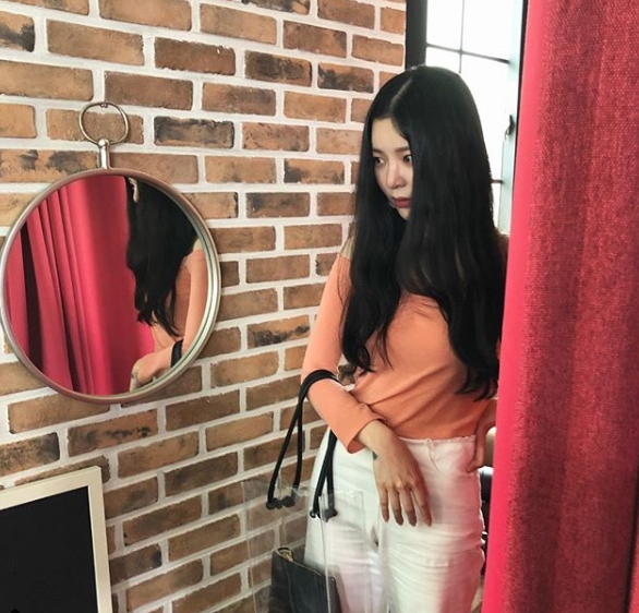 Singer Jang Jae-in showed off his beautiful visuals without knowing it.Jang Jae-in posted a recent photo on Instagram on the afternoon of August 14.The photo released shows Jang Jae-in taking a selfie in front of a mirror; like a jewel, Shining features collect Eye-catching.Jang Jae-in, who announced his name as Mnet Superstar K2 which was aired in 2010, released his new song Seoul Noir on May 29th.hwang hye-jin