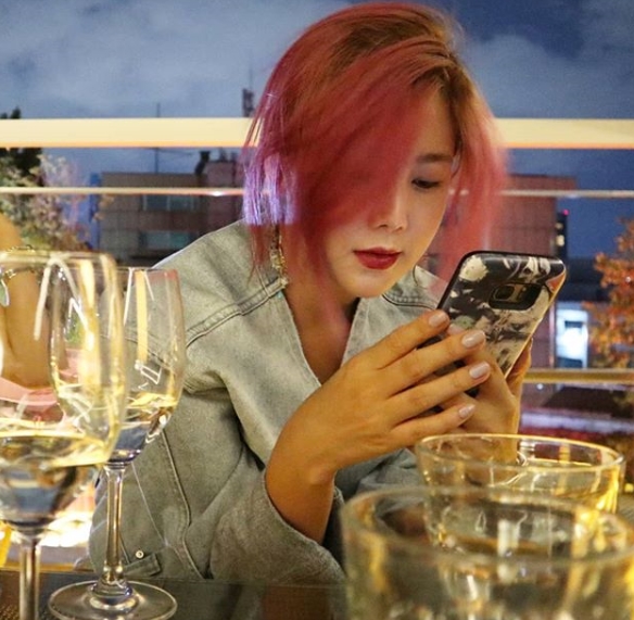 Singer and painter Solbi has revealed the latest.Solbi posted a picture on Instagram on the afternoon of August 13 with an article entitled Healing with friends. Teddy Park is representative.The photo shows Solbi staring at the mobile phone screen and showing off her beauty.Solbi has been loved by fans for his recent activities in art as well as Singer activities.Recently, it has become an icon of popularization of art by holding the first art house party Villa Villa Knight in Korea that combines Exhibition and concert.In July, he attempted to transform himself into a one-person media creator through YouTube channel Rome Princess Solbi.From the 6th, YouTube channel Rome Princesss suspicious art museum has entered the new art project Suspicious Art Museum.hwang hye-jin