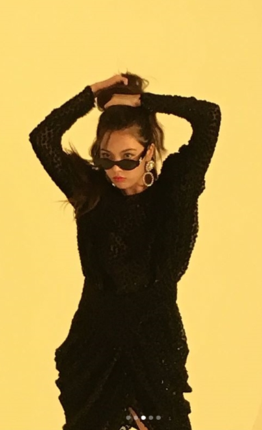 Hyuna showed off her unique charm.Singer Hyuna posted a number of photos on her Instagram account on August 14.The photo shows the colorful images of Hyuna who is working on the photo shoot.Hyuna wears unique glasses and seasonal costumes, while wearing a one piece costume with legs and slender body, and takes a sexy pose to capture the attention of netizens.park ah-reum