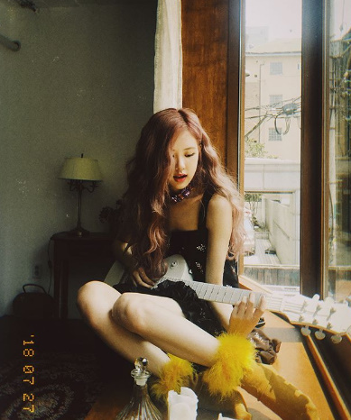 Group BLACKPINK Rose showed off her dreamy charm.Rose posted a photo on her social media on Friday afternoon, where she boasted an extraordinary atmosphere as she posed with a guitar.The group BLACKPINK, which Rose belongs to, will unveil its sole reality Bluffing House from the 15th to the 18th.Humble achieved 3.2 million views in 13 hours, and opened a spectacular statement with more than 10 million views in five days.V LIVE has shown global power, sweeping not only Asian but also South America and European charts.It has exceeded 100 million views in four months and now it has exceeded 140 million views and is showing popularity that does not cool down.As a girl group, even unusually solo reality recorded a remembered view, and the reason why the modifier recall fairyrosé SNS
