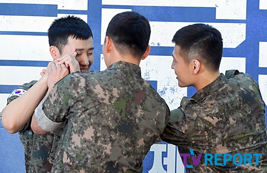 Singer Seong-gyu, actors Ji Chang-wook and Kang Ha-neul, who are serving in the military, attend the production presentation of the musical Shinheung Independent School at the Yongsan District Army Hall in Seoul on the afternoon of the 14th and have photo time.