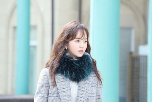 Actor Kim So-hyun flaunted mature Beautiful looksKim So-hyun posted a picture on his Instagram on the afternoon of the 14th.Kim So-hyun in the photo is wearing a Winter clothes; it appears he is in the process of taking a photo shoot.The netizens who watched this are responding such as It will be hot, Kim So-hyun Fighting, It is like the queen of snow, It is cool and good and It is really mature.