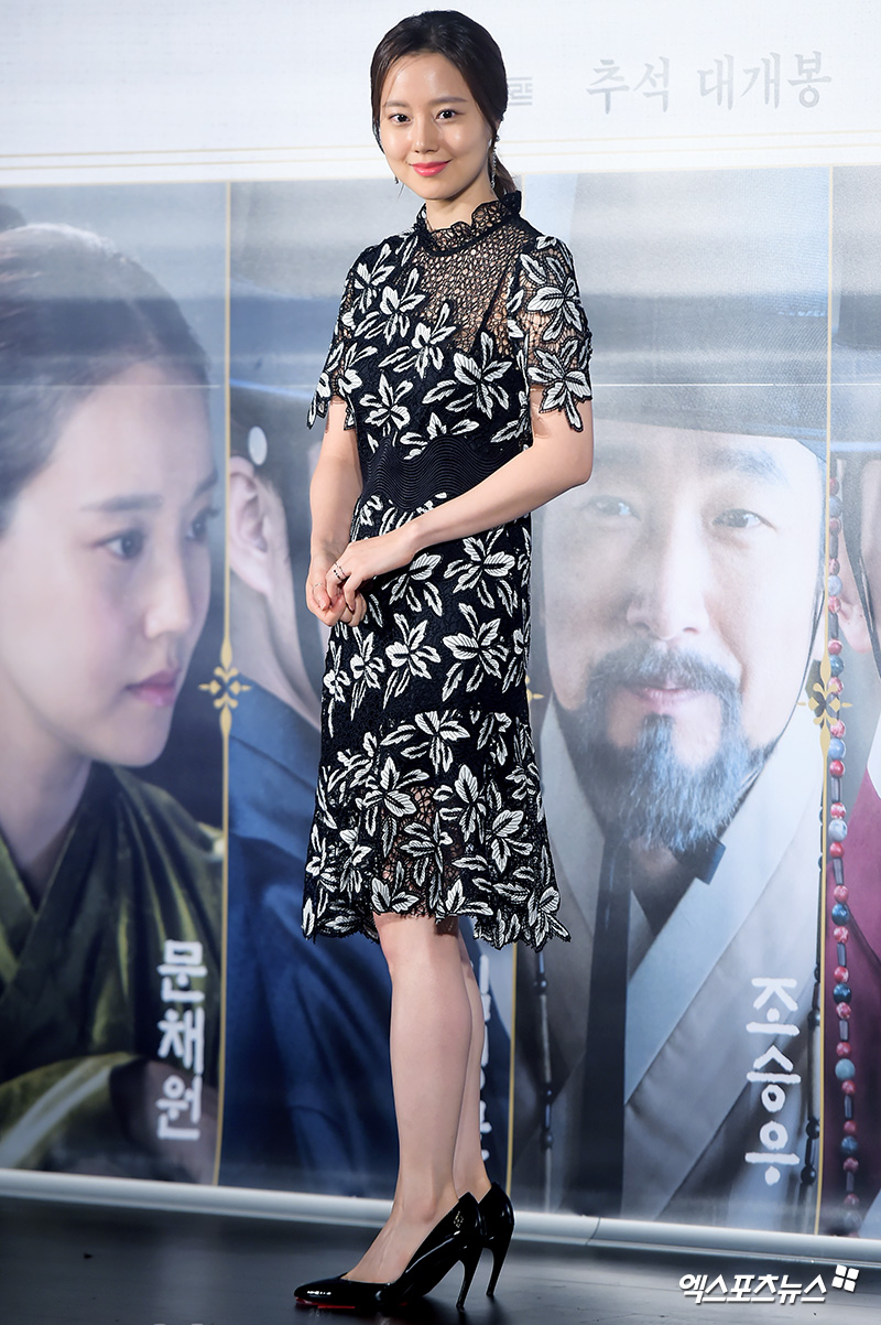 Actor Moon Chae-won has photo time on this day.