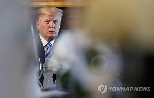 美 "2020년까지 우주군 창설"…육해공·해병·해안경비대 5軍서 6軍으로 (베드민스터<미 뉴저지주> AP=연합뉴스) 미국 도널드 트럼프 행정부가 오는 2020년까지 공군과는 별도로 독립된 '우주군'(Space Force)을 창설, 미군의 현 육군·해군·공군·해병대·해안경비대 5군(軍) 체제가 6군 체제로 바뀌게 된다.       마이크 펜스 부통령은 9일(현지시간) 버지니아 주 알링턴의 국방부를 찾아 "미군 역사의 위대한 다음 장(章)을 써야 하는 시점"이라며 우주군 창설 방침을 공식화했다. 목표 시점으로는 2020년을 제시했다.      bulls@yna.co.kr  (끝)
