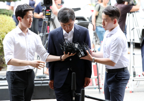 비서에 대한 성폭력 혐의로 기소된 안희정 전 충남지사가 14일 오전 서울서부지법에서 열리는 1심 선고 공판에 출석하기 위해 법정으로 향하는 모습. 안 전 지사는 1심에서 무죄를 선고받았다. (사진=연합뉴스)