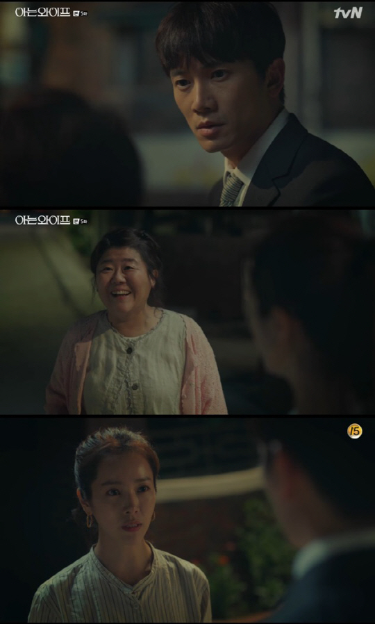 Knowing Wife Ji Sung confused by Lee Jung Eun who seemed to recognize himselfIn the TVN drama Knowing Wife, which was broadcast on the 15th, Cha Ju-hyuk (Ji Sung) was portrayed encountering the mother of Seo Woojin (Han Ji-min).Ju-hyeok groped Memory and went to Woojins old house. Woojin was surprised to find Ju-hyuk in front of the house.Woojin felt strange about Joo Hyuk, who was making excuses.However, Joo Hyuk, who was embarrassed by the unexpected meeting, and Woojins mother (Lee Jung Eun), who appeared in front of Woojin, shouted the car west, and surprised the two.Woojin, who was embarrassed by her mother who recognized herself, was shocked when she heard that Woojin mother was dementia.Woojins mother said, Lets hold it for a long time, our son-in-law. So Joo-hyuk felt complicated feelings. Is my mother-in-law really remembering me?Or because of Dementia? he thought, confused.